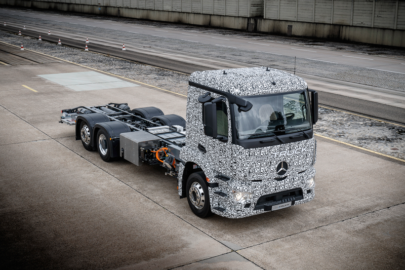 Illustration for article titled The First Electric Big Rig Is A 26-Ton Hauler From Mercedes With Zero Emissions